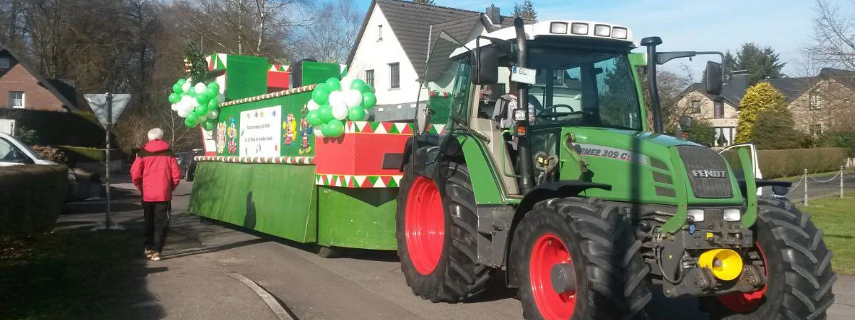 Der grün geschmückte Karnevalswagen der IG auf den Straßen von Marialinden